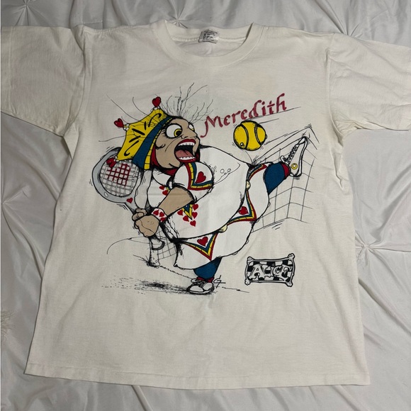 Vintage 90s Alice in Wonderland Queen of Hearts Tennis Movie Art T-Shirt - Picture 1 of 7